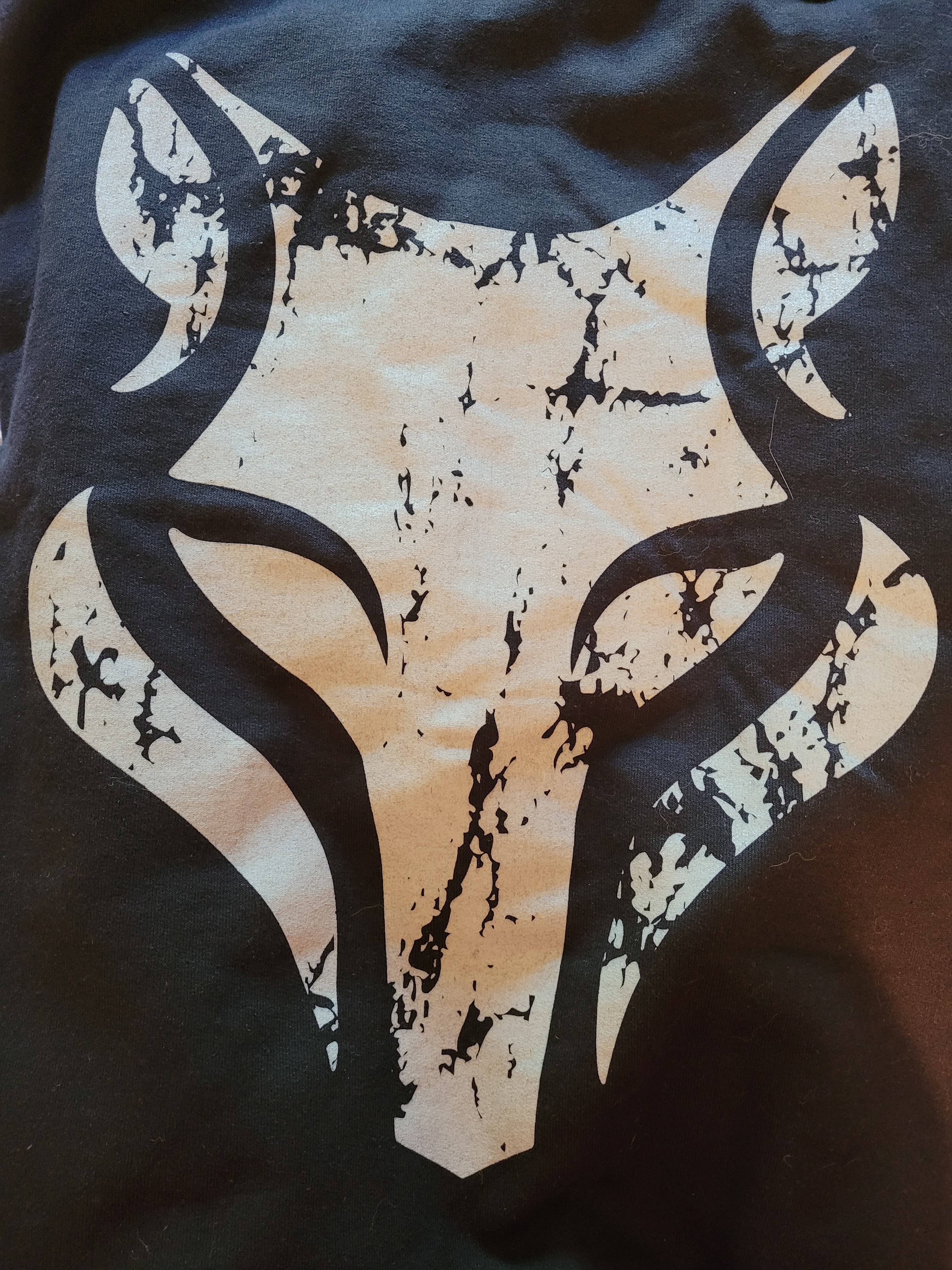 Hoodie graphic: Highly stylized illustration of a wolfs head
